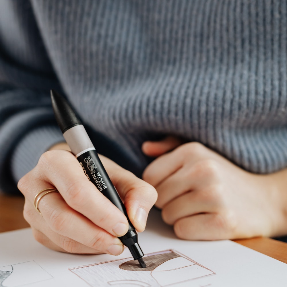 Interpretación de esquemas y guías de mantenimiento de equipos electrónicos